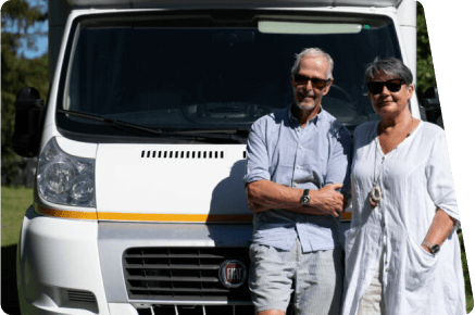 Olov und Karin mit ihrem Wohnmobil